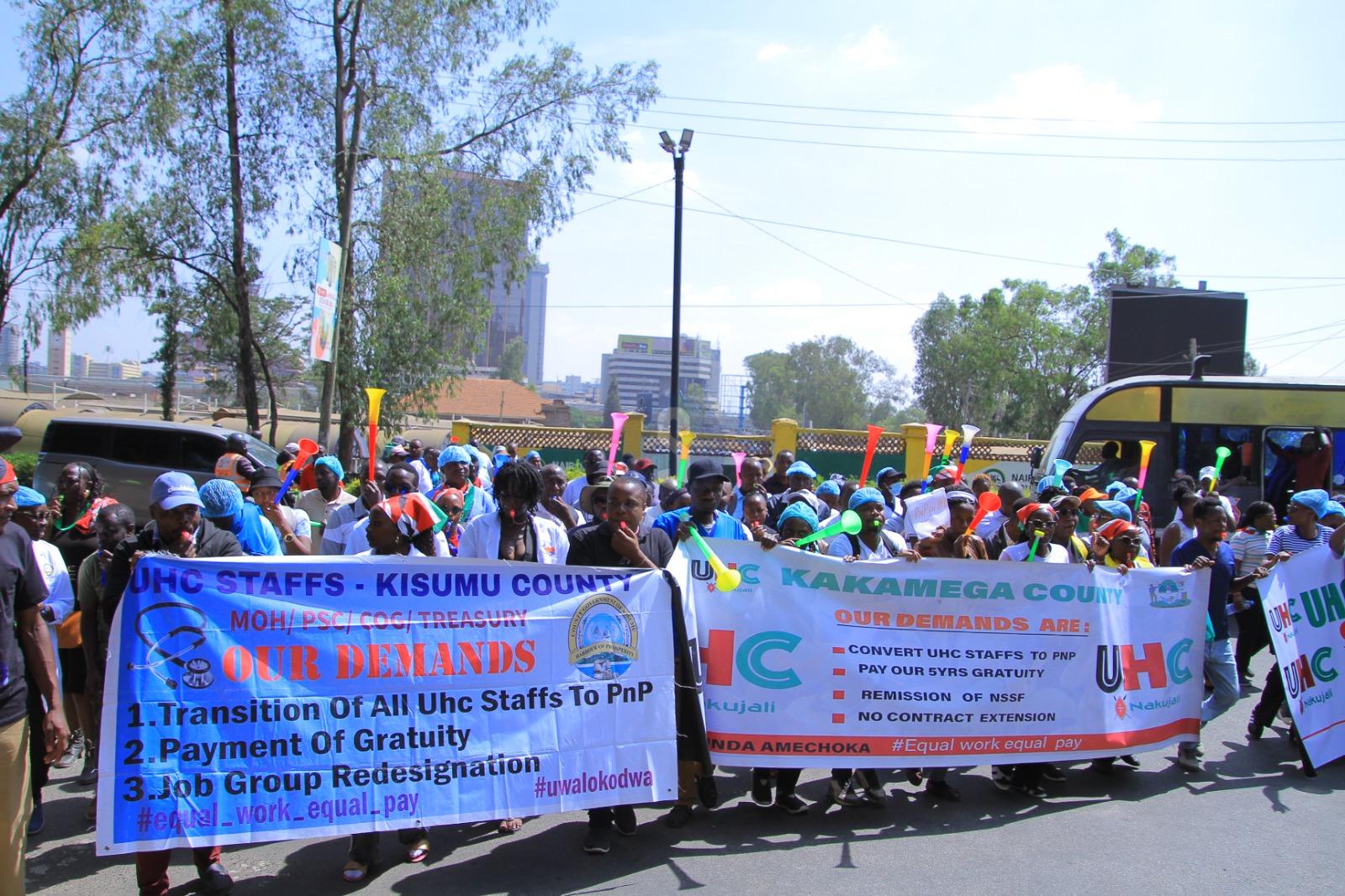 [PHOTOS] Health workers hold protest outside Afya House