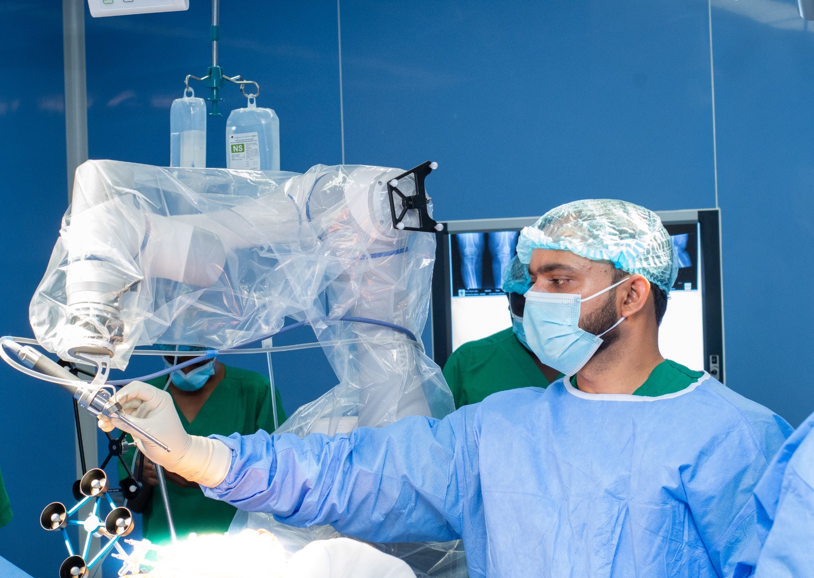 Metropolitan Hospital conducts first robotic-assisted knee surgeries