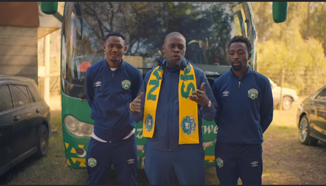 Nairobi Governor Johnson Sakaja with Nairobi United players./HANDOUT