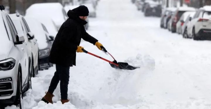 Hundreds of thousands without power as major winter storm hits US