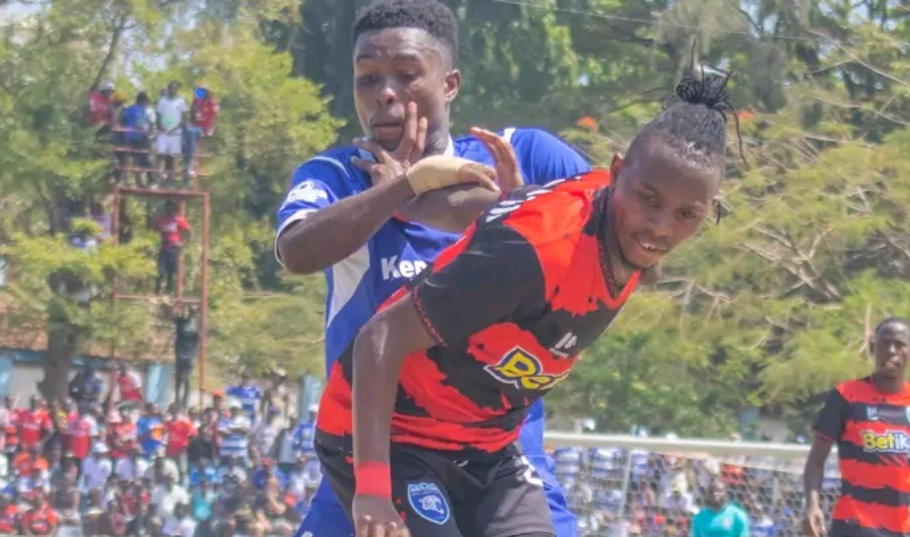 AFC Leopards' James Kinyanjui battles with Bandari centreback Rajab Omar during their KPL match at Mbaraki Stadium, Mombasa/BANDARI FC
