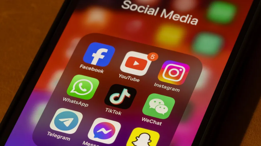 Social media overtakes mainstream outlets as news source for Kenyans