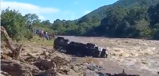Search on after vehicle swept away at Mara River