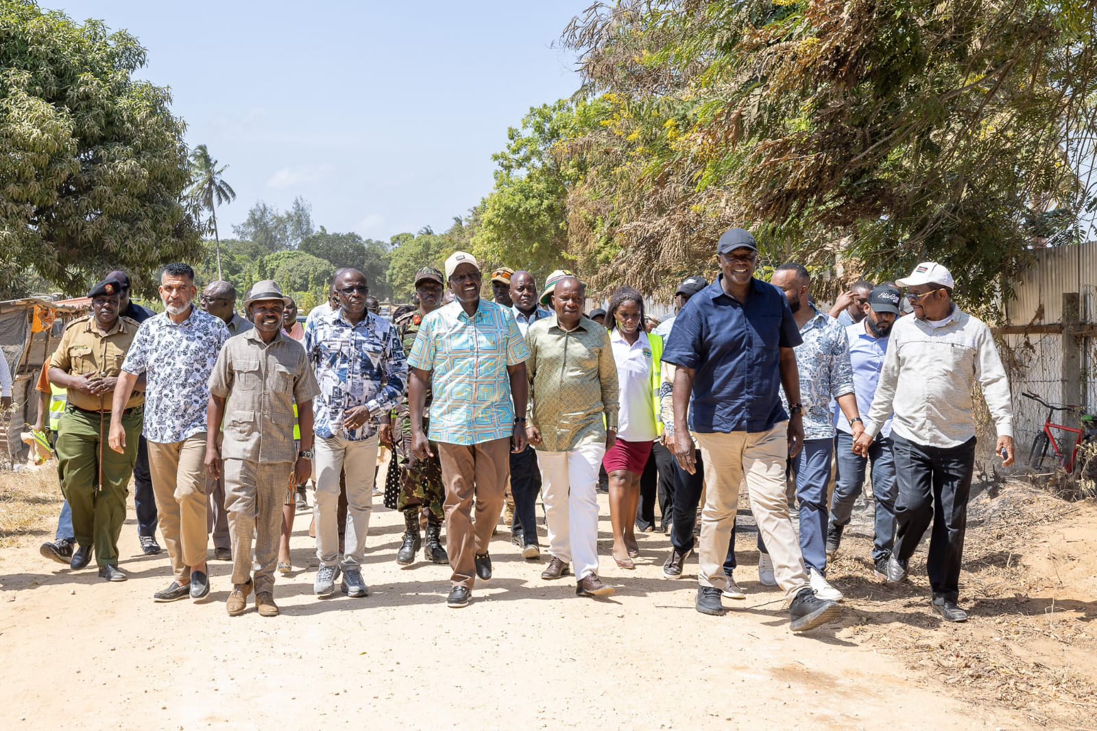 Ruto joins locals at kibanda for lunch