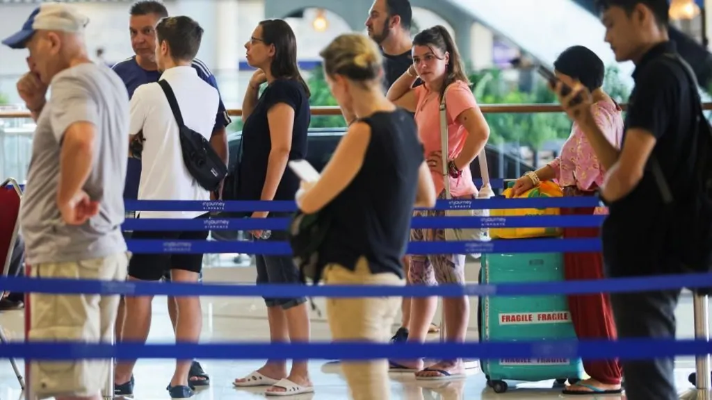 Limited flights leave UAE but disruption continues amid Iran strikes