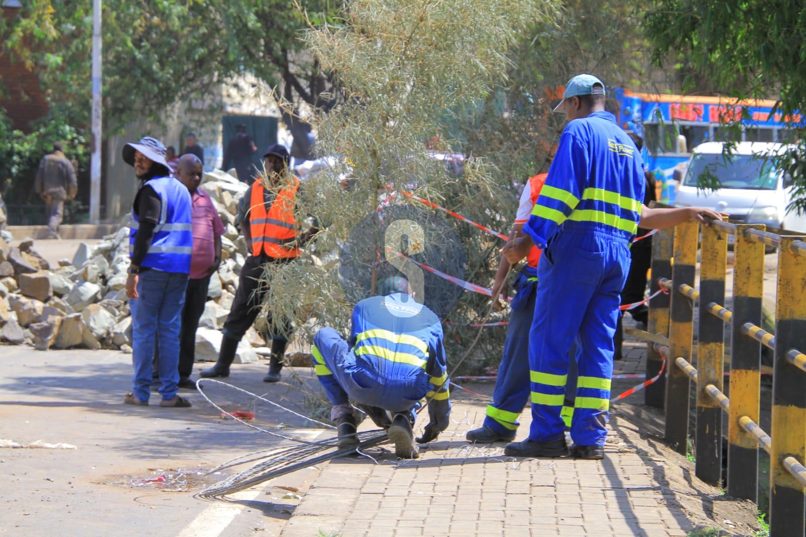 [PHOTOS] KPLC removes damaged cables at Globe Roundabout