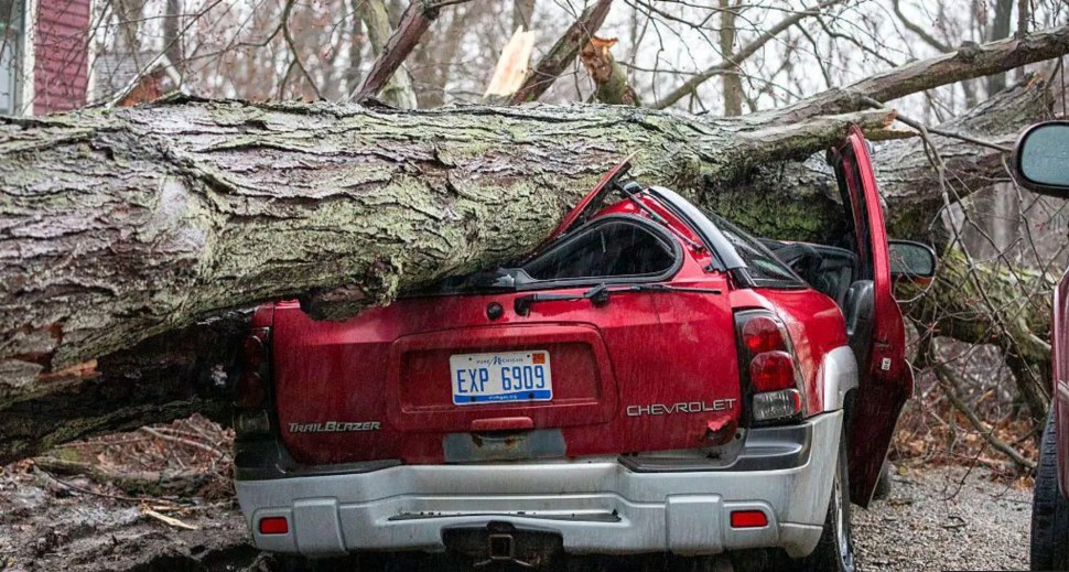 Six dead as tornadoes hit Michigan, Oklahoma