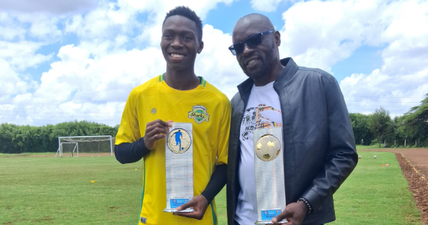 Kariobangi Sharks' midfielder Humphrey Aroko with immediate former Shabana FC head coach Sammy Okidi at Utalii Sports grounds/MUIGAI KIGURU