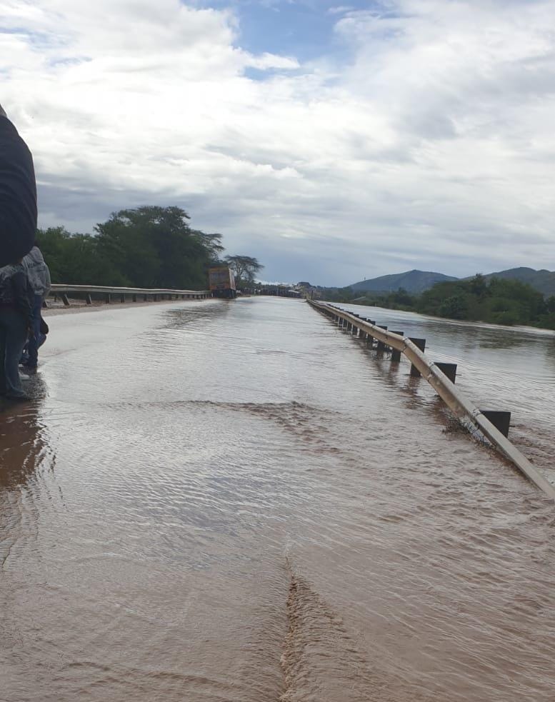Sultan Hamud Bridge flooded, motorists stranded