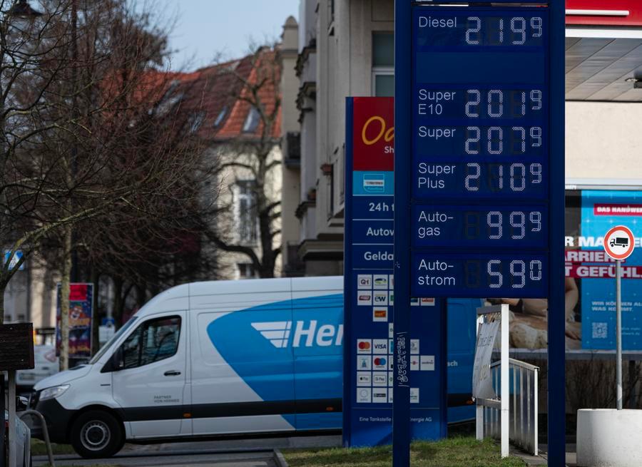 Germans flock to Poland for cheaper fuel amid Mideast tensions