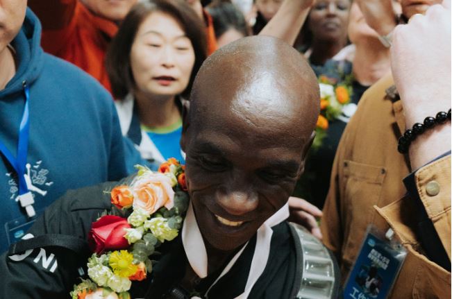 Hundreds turn up to welcome Kipchoge in China