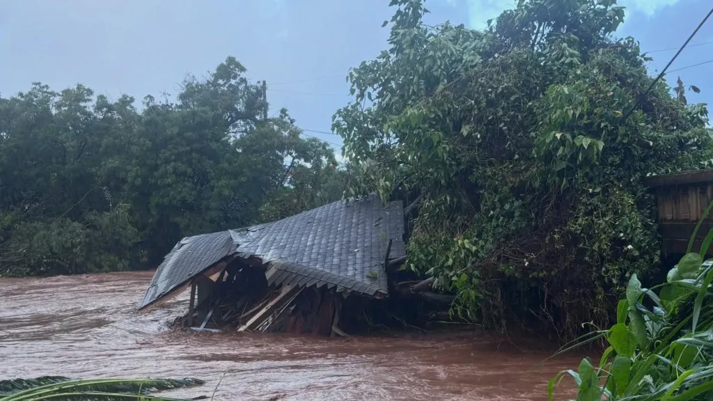 Thousands evacuated as Hawaii faces worst flooding in 20 years