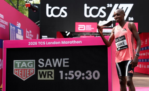 Sebastian Sawe of Kenya poses with the record screen after the men's elite race at the London Marathon in London/ XINHUA