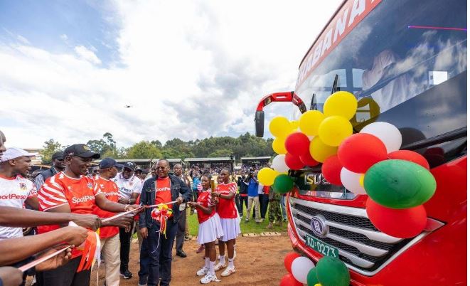 Ruto hands Shabana FC bus, Sh20 million