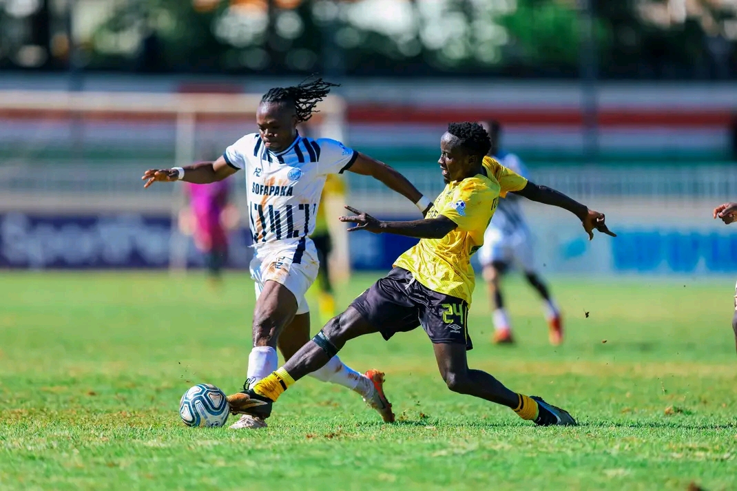 Sofapak's Idrisu Shaibu in action with Tusker's Ian Simiyu