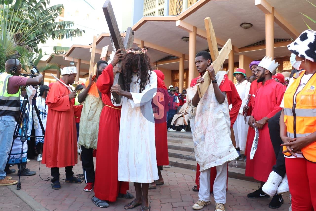 [PHOTOS] Christians mark Good Friday with city processions