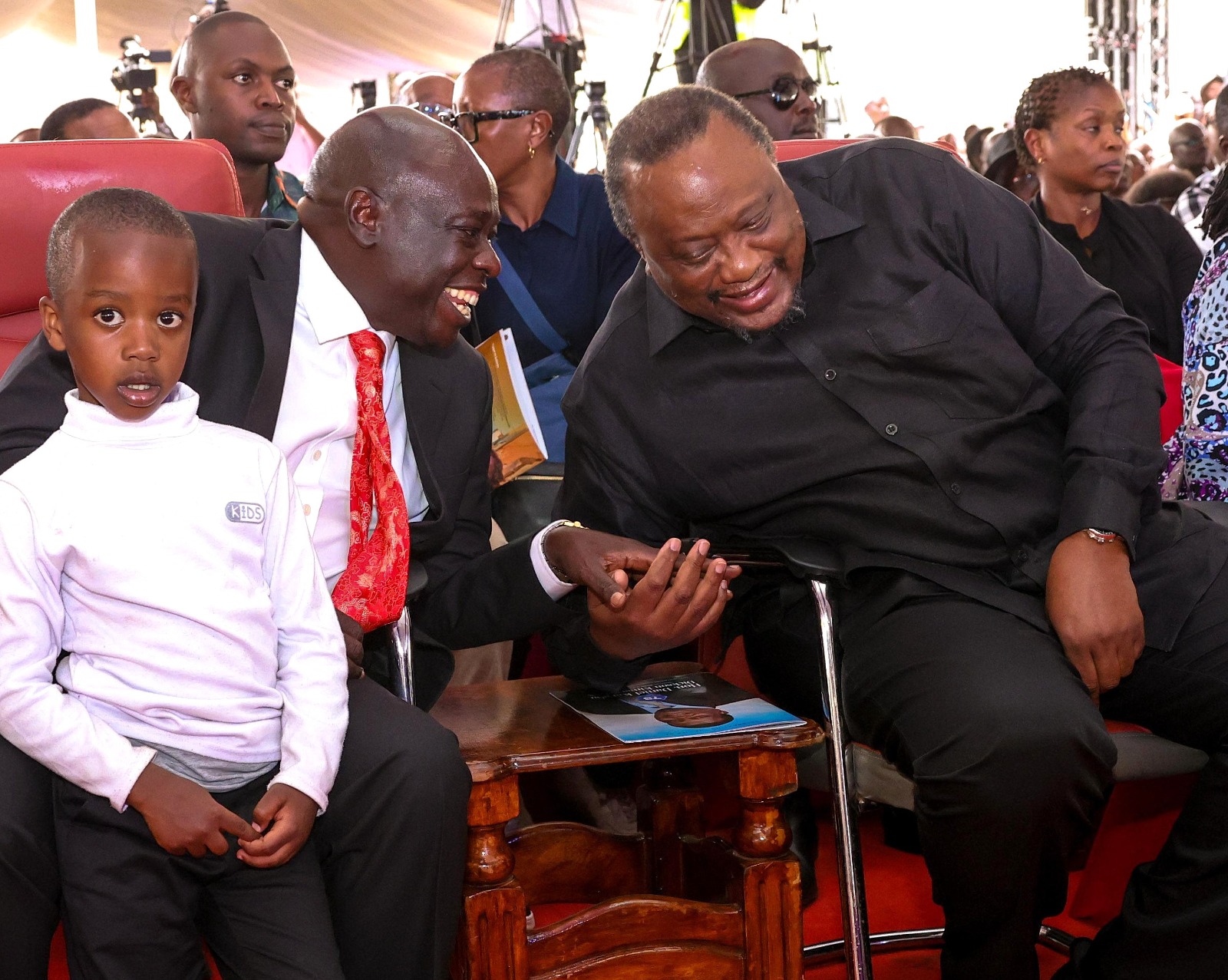 [PHOTOS] Uhuru, opposition share light moment in Kirinyaga