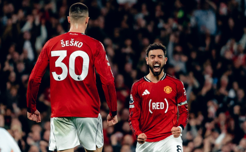 Manchester United's Benjamin Sesko (L) celebrates with Bruno Fernandes/ MANCHESTER UNITED