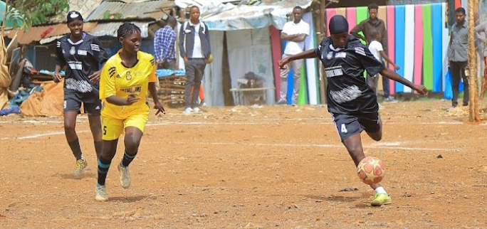 Action between young mothers and Lucky during the second edition of the Football Mums tournament in Kibera/HANDOUT