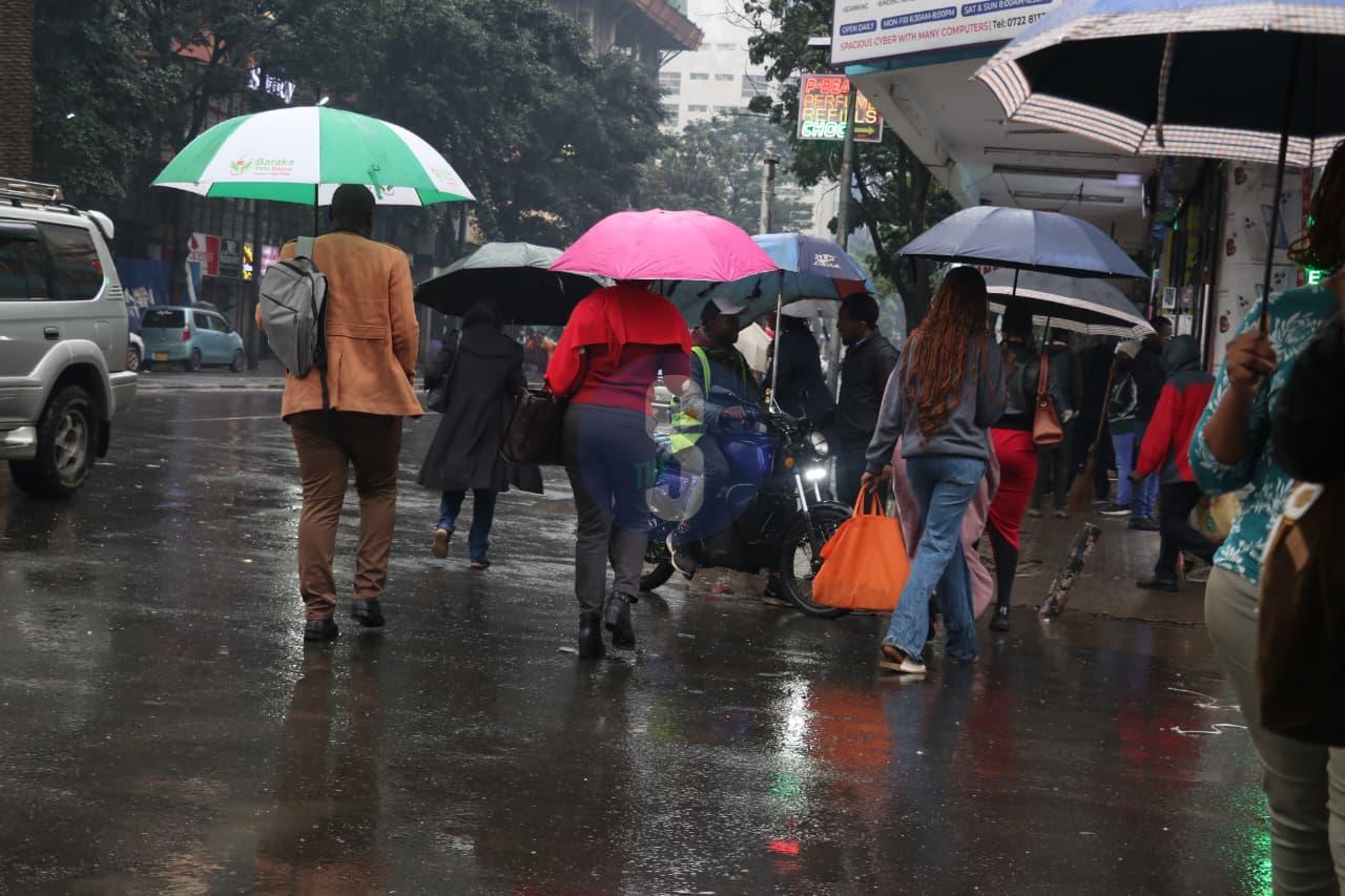 [PHOTOS] Nairobi residents brave morning rains