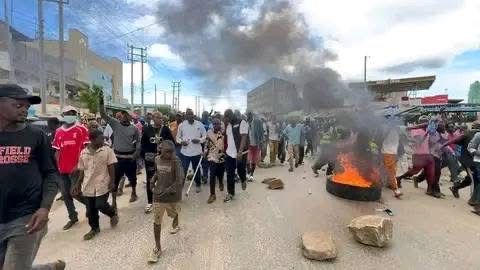 Transport paralysed as groups block Mwingi–Garissa Road