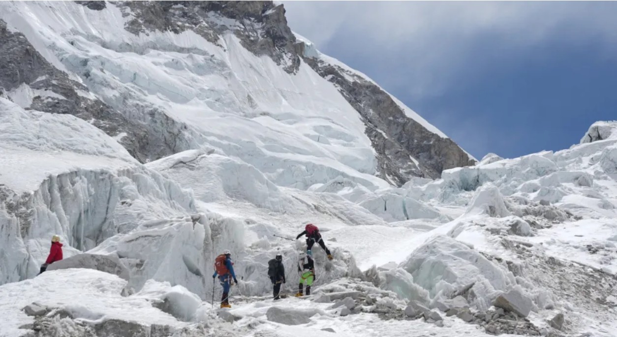 Huge chunk of glacier blocks Everest route