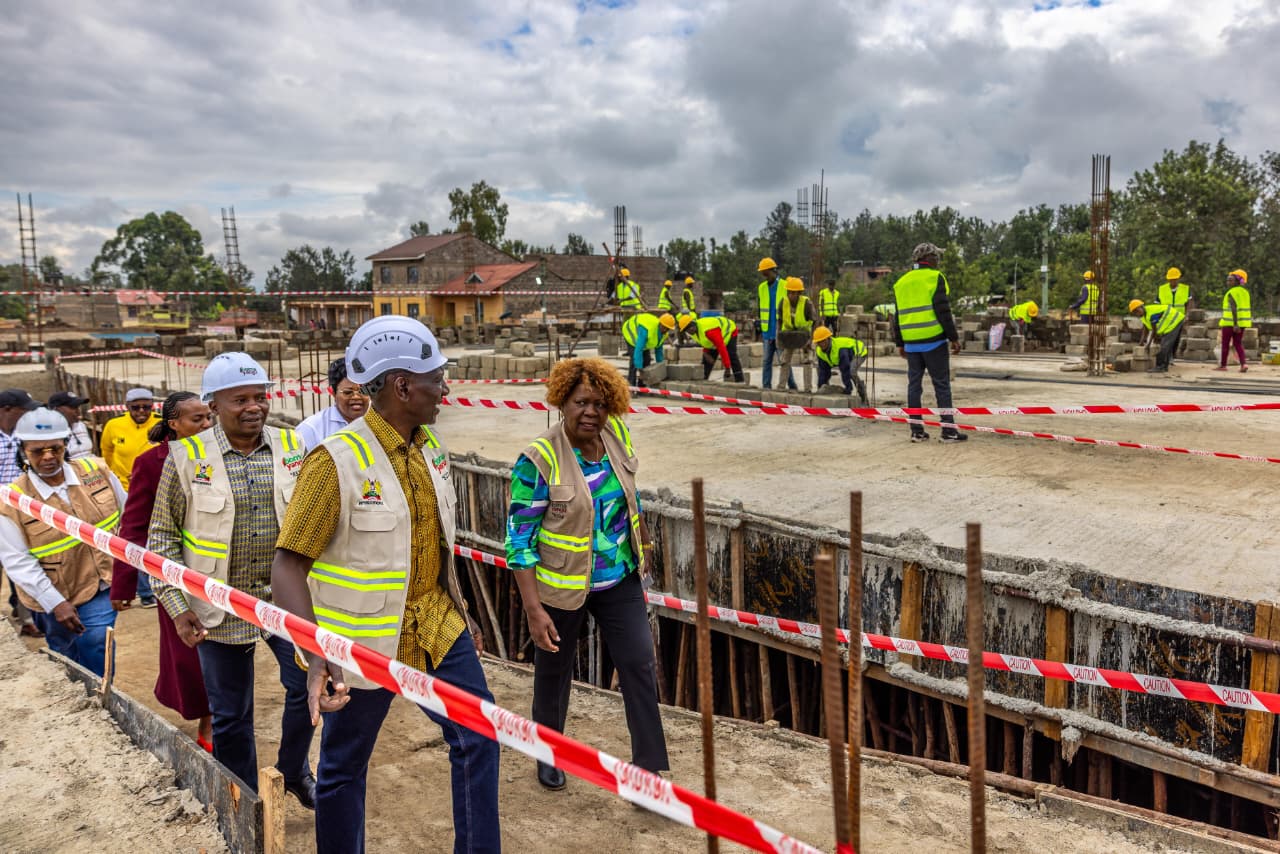 [PHOTOS] Ruto inspects Ciumbu market in Murang'a tour