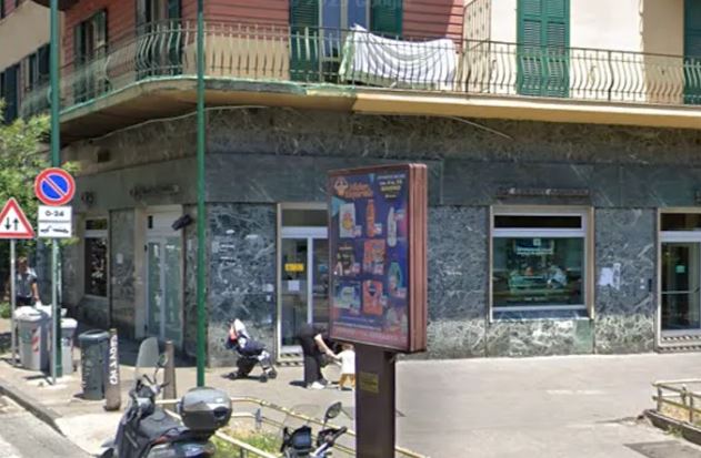Bank robbers hold 25 people hostage then vanish through tunnel