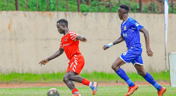 Shabana's Biron Otieno sprints past Kenya Police's Marvin Omondi at Gusii Stadium on Saturday/ANGWENYI GICHANA