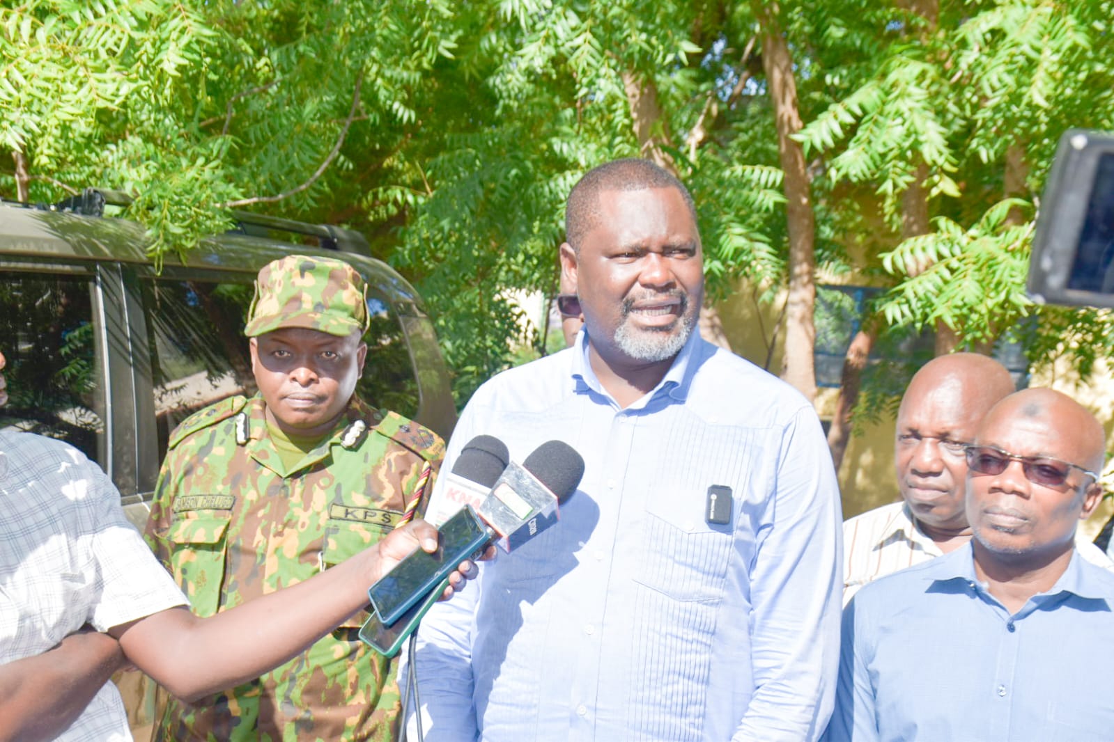 Public Service CS  Geoffrey Ruku speaking to the press outside the Garissa county commissioners office.