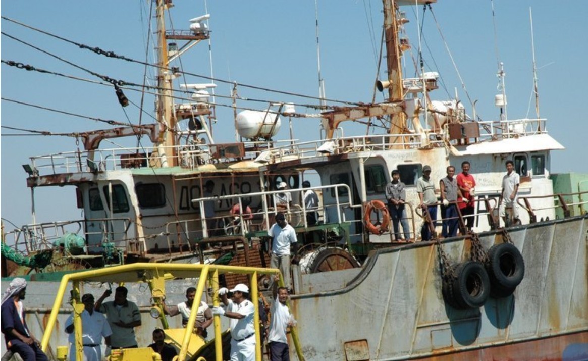 File photo shows two released crew members of South Korean fishing boats arrive in Aden, southern Yemen, Nov. 13, 2007. (Xinhua/Li Teng)