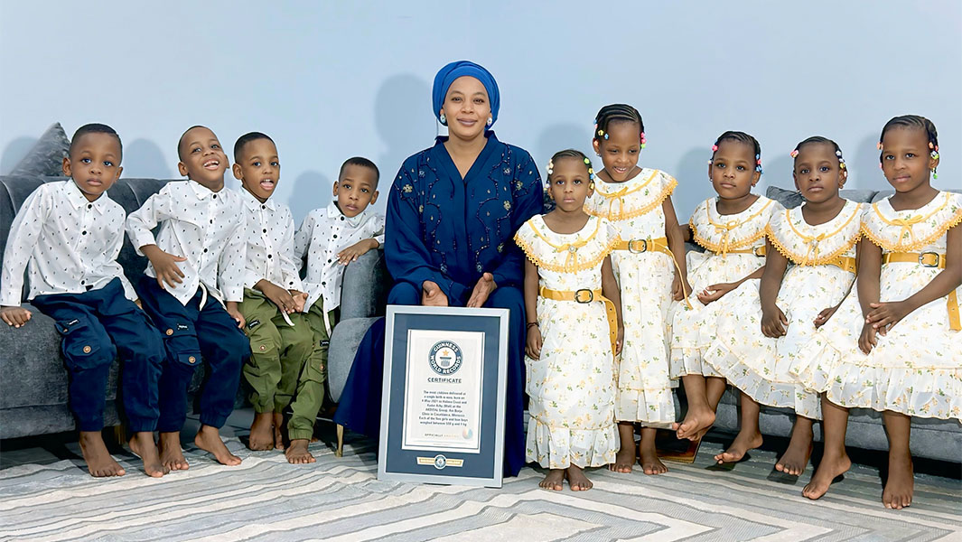 The nine children with their mother./GUINESS WORLD RECORDS