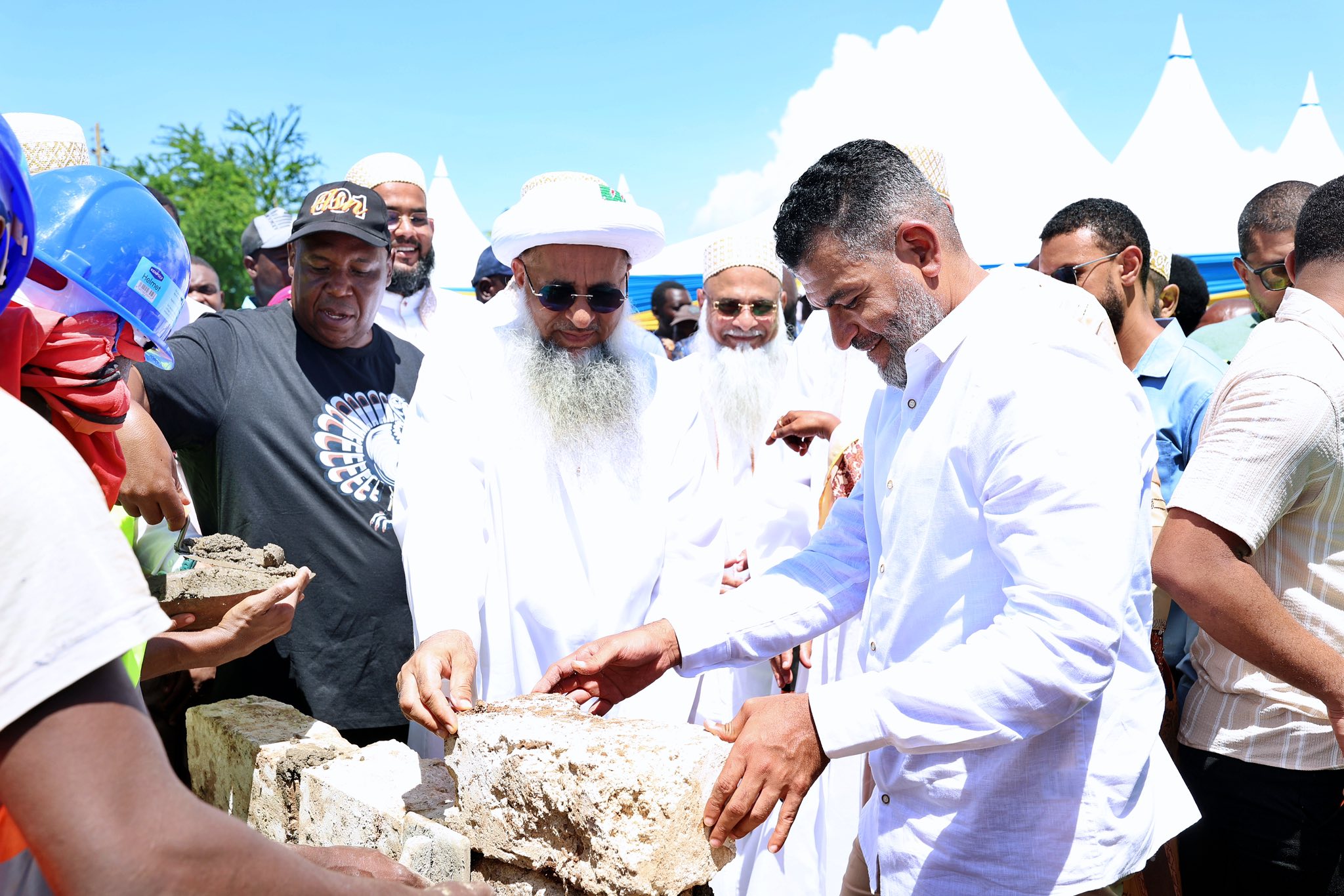 Dawoodi Bohra Community’s His Eminence Mehlum Hakimuddin and Mombasa Governor Abdulswamad Nassir in Likoni on May 6.