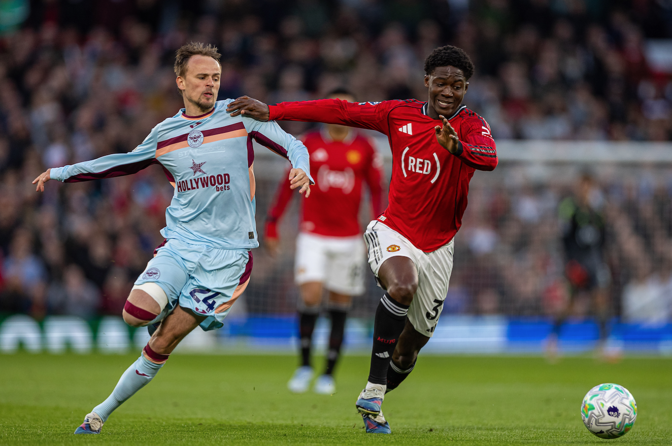 Brentford's Mikkel Damsgaard (L) vies with Man United's Kobbie Mainoo in a recent English Premier League match