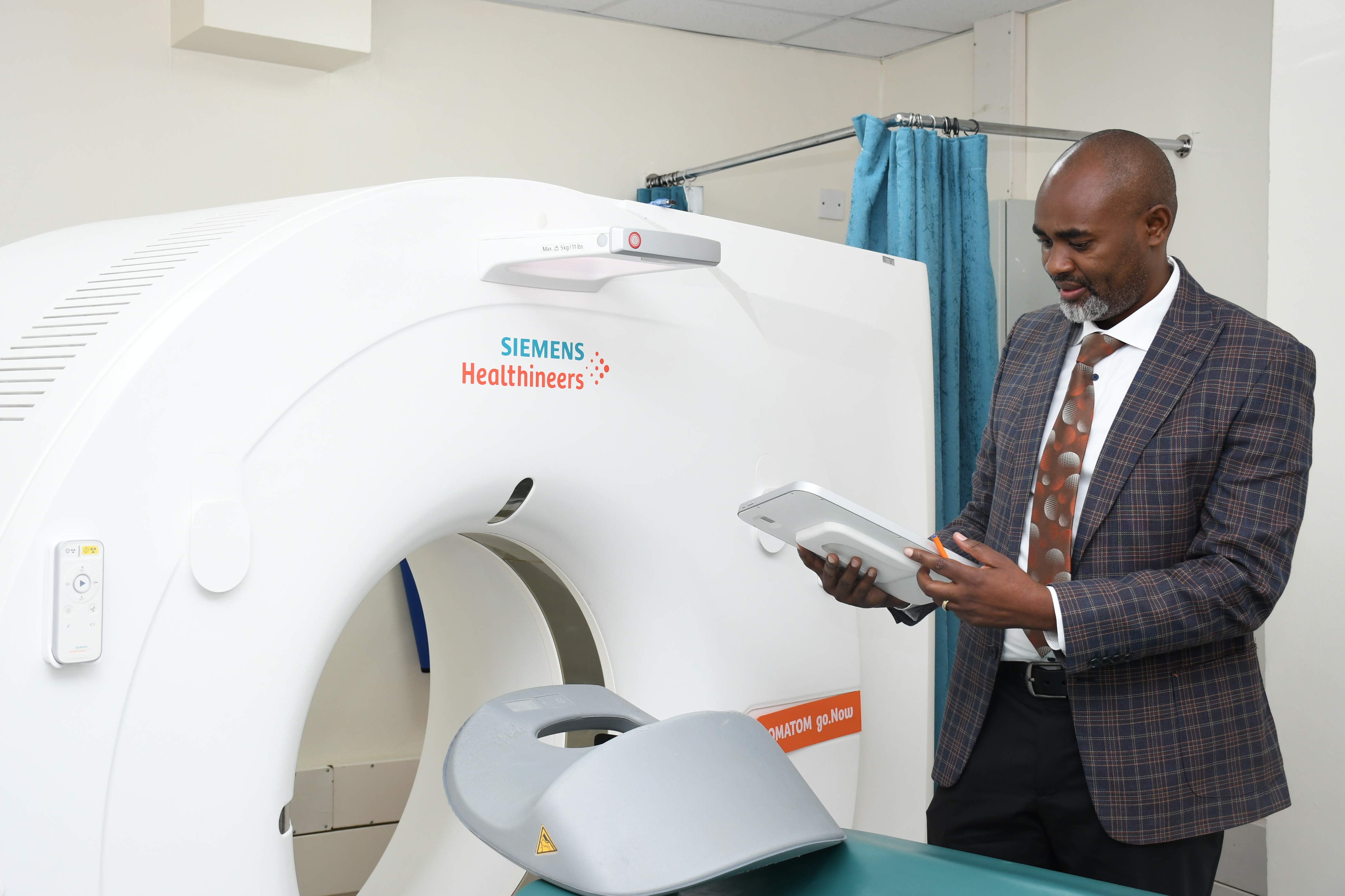 Naivasha based Rift View Specialist Centre chairman Dr Daniel Somba, a radiologist, explains the working of a modern health scan that will help to hasten diagnosis of patients and reduce weeks long referrals to Nairobi. Photo by Erastus Gichohi
