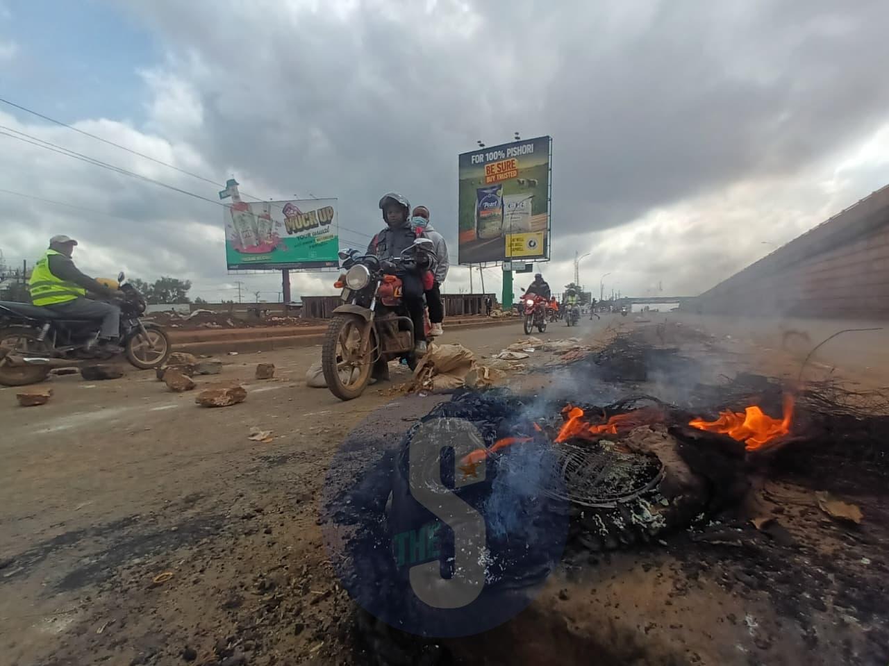 [PHOTOS] Chaos in Roysambu as youths block Thika Road