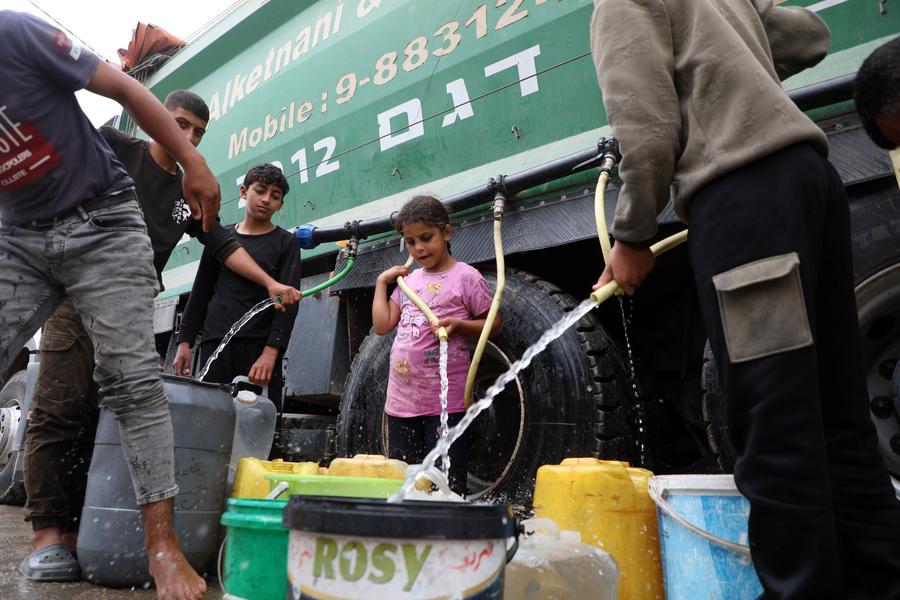 Palestinians fetch water in Gaza City, April 27, 2026. (Photo by Rizek Abdeljawad/Xinhua)