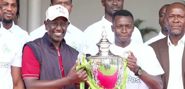 Gor Mahia presents Premier League trophy to Ruto