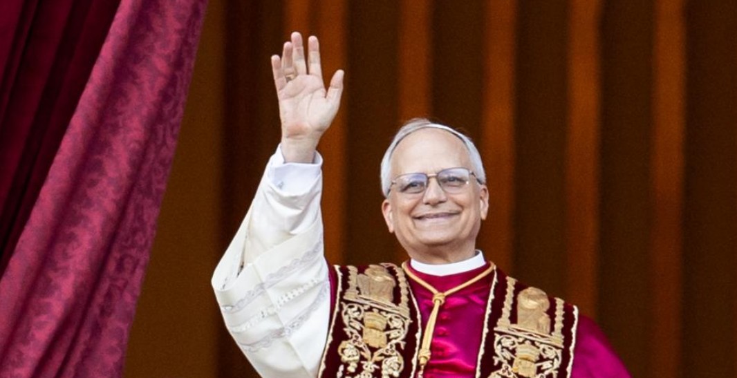 Pope begins Spain visit with praise for opposition to war