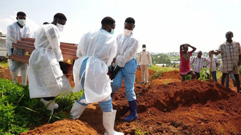 Ebola mourners learn how to grieve safely