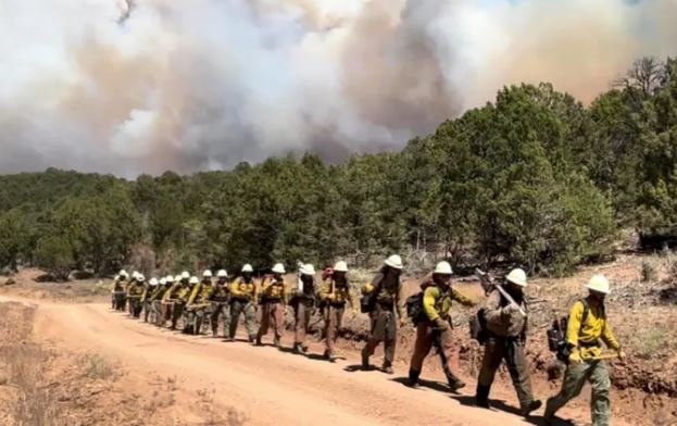 Firefighters die battling huge wildfires in Colorado