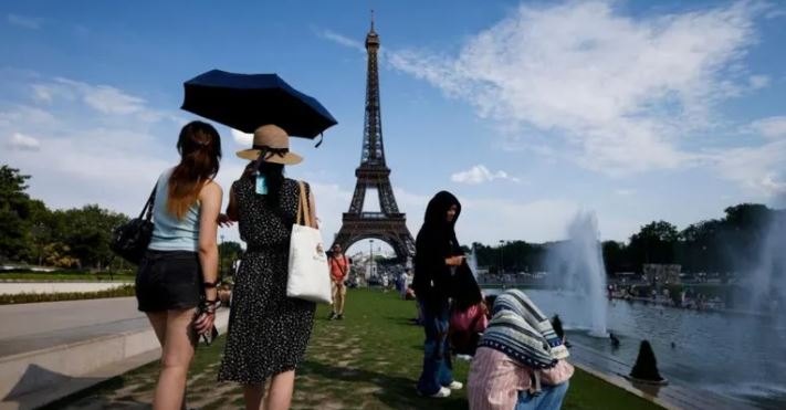 Half of France under red heat alert as alcohol banned