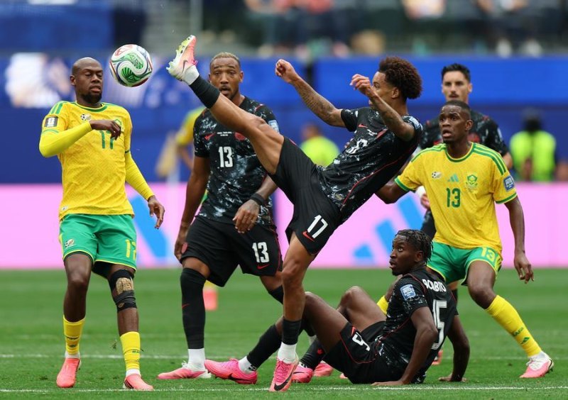 Tajon Buchanan (3rd L) of Canada goes for the ball during his side's 1-0 round of 32 victory over South Africa at the 2026 FIFA World Cup at Los Angeles Stadium, the United States, June 28, 2026. (Xinhua/Bai Xuefei)