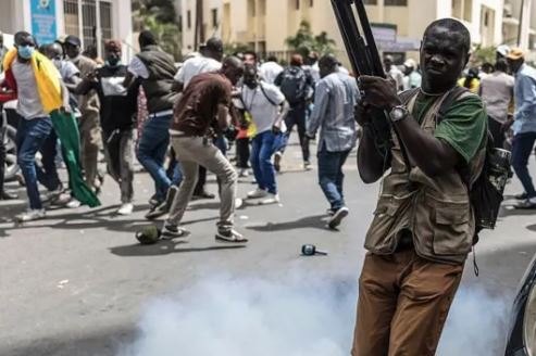 Senegalese MPs move to clip presidential powers