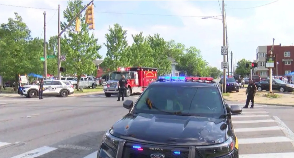 Manhunt for suspects after 12 shot in Ohio