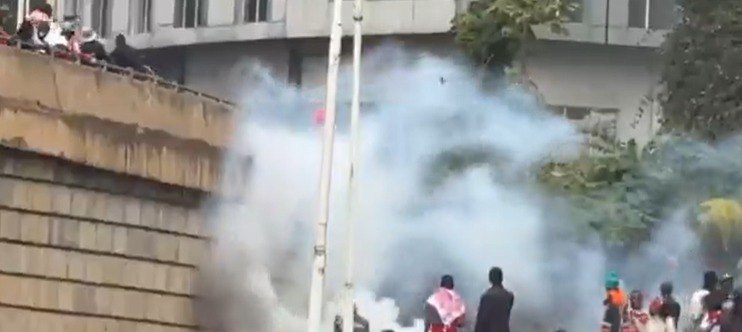 Cops fire teargas to disperse protesters in Nairobi CBD