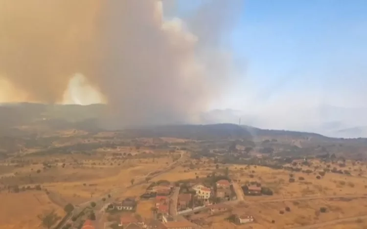 Thousands evacuated from French tourist spot as wildfires spread