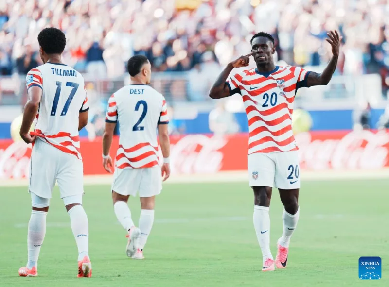 Ten-man USA beat Bosnia to reach World Cup Round of 16