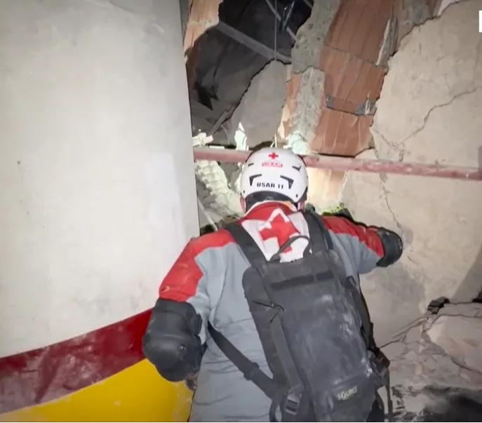 Survivor buried by Venezuela quakes is cheering rescuers on