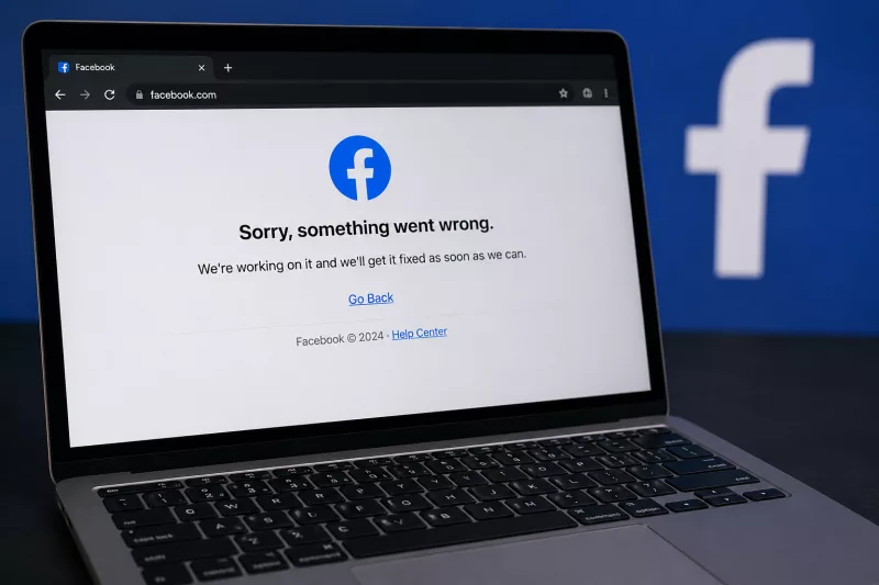 Facebook Desktop hit by global outage